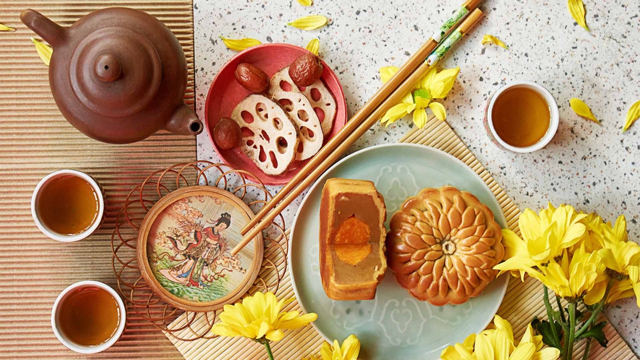 Chinese tea paired with mooncake and a coaster of Chang Er' for Mid-Autumn Festival