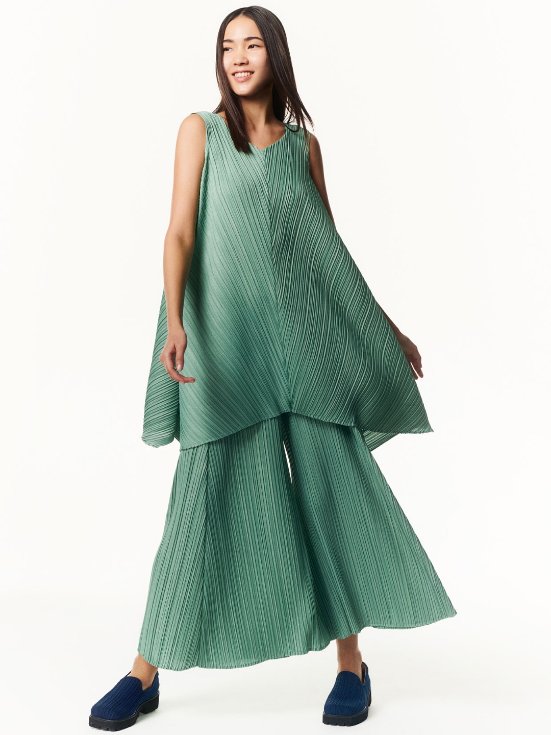 ISSEY MIYAKE Singapore PLEATS The Shoppes At Marina Bay Sands issey-miyake-singapore-pleats-the-shoppes-at-marina-bay-sands