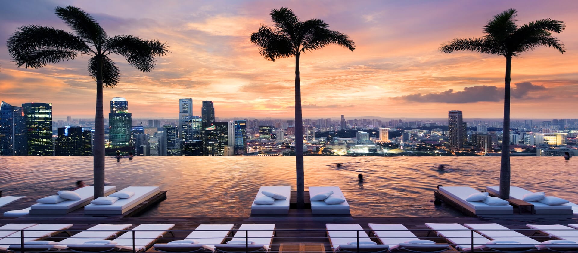  luxurious hotels in  Singapore. Infinity-Pool