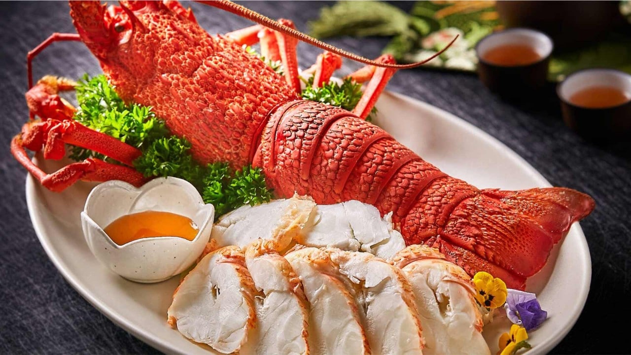 Fresh lobsters to enjoy at the top Chinese fine dining restaurant in Singapore