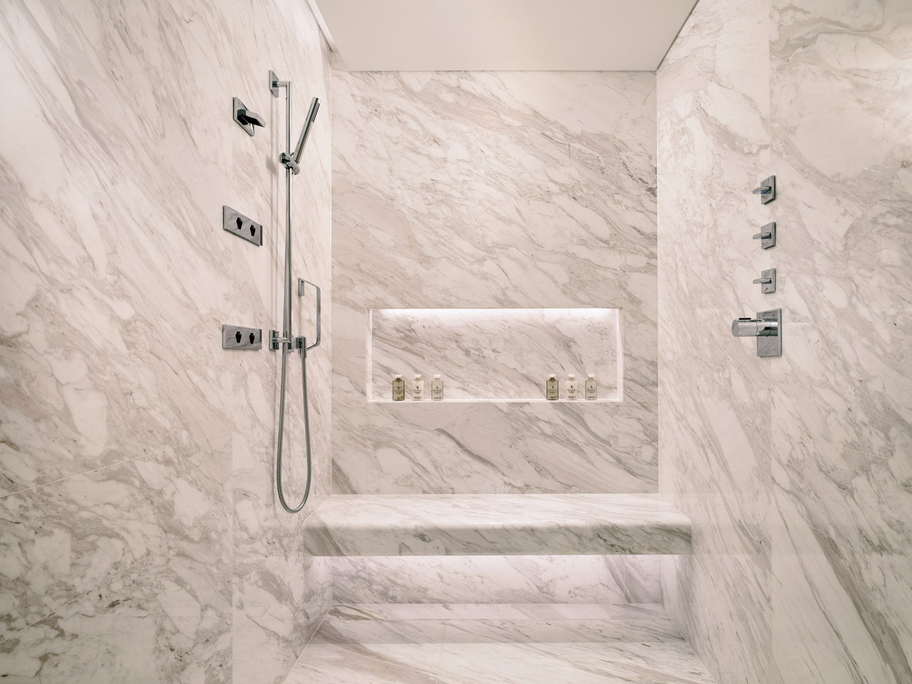 Paiza Signature Suite - City View-14.JPG