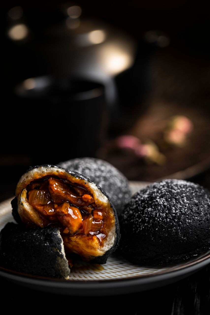 Mott32_Signature Crispy Sugar Coated Peking Duck Bun.jpg